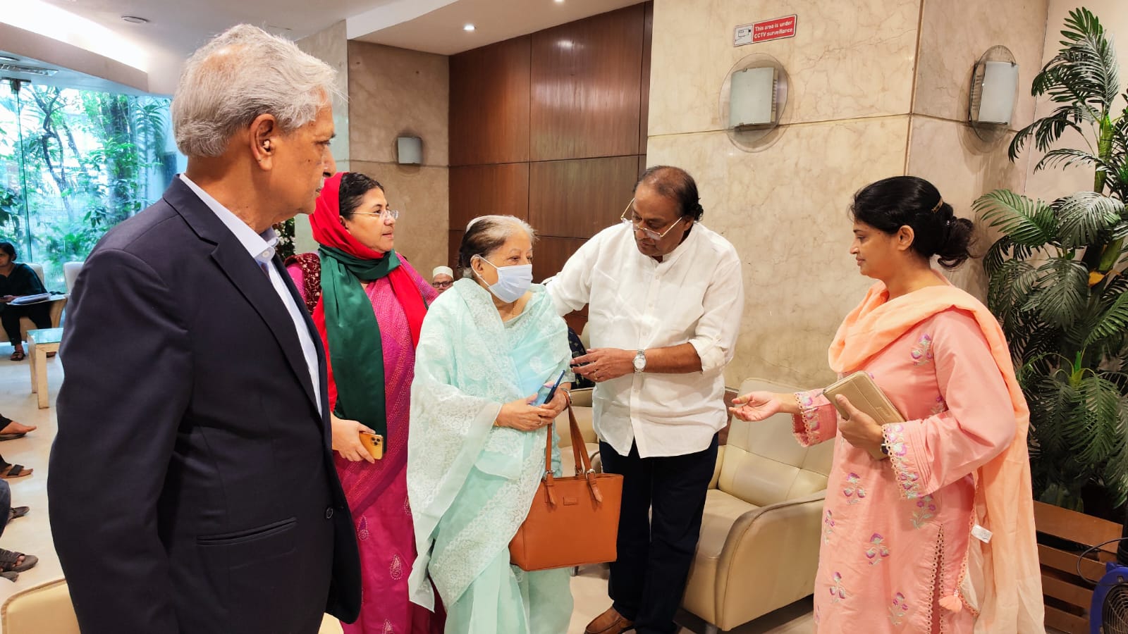 অসুস্থ মোস্তফা মনোয়ারের পাশে সংস্কৃতি মন্ত্রী ও প্রতিমন্ত্রী